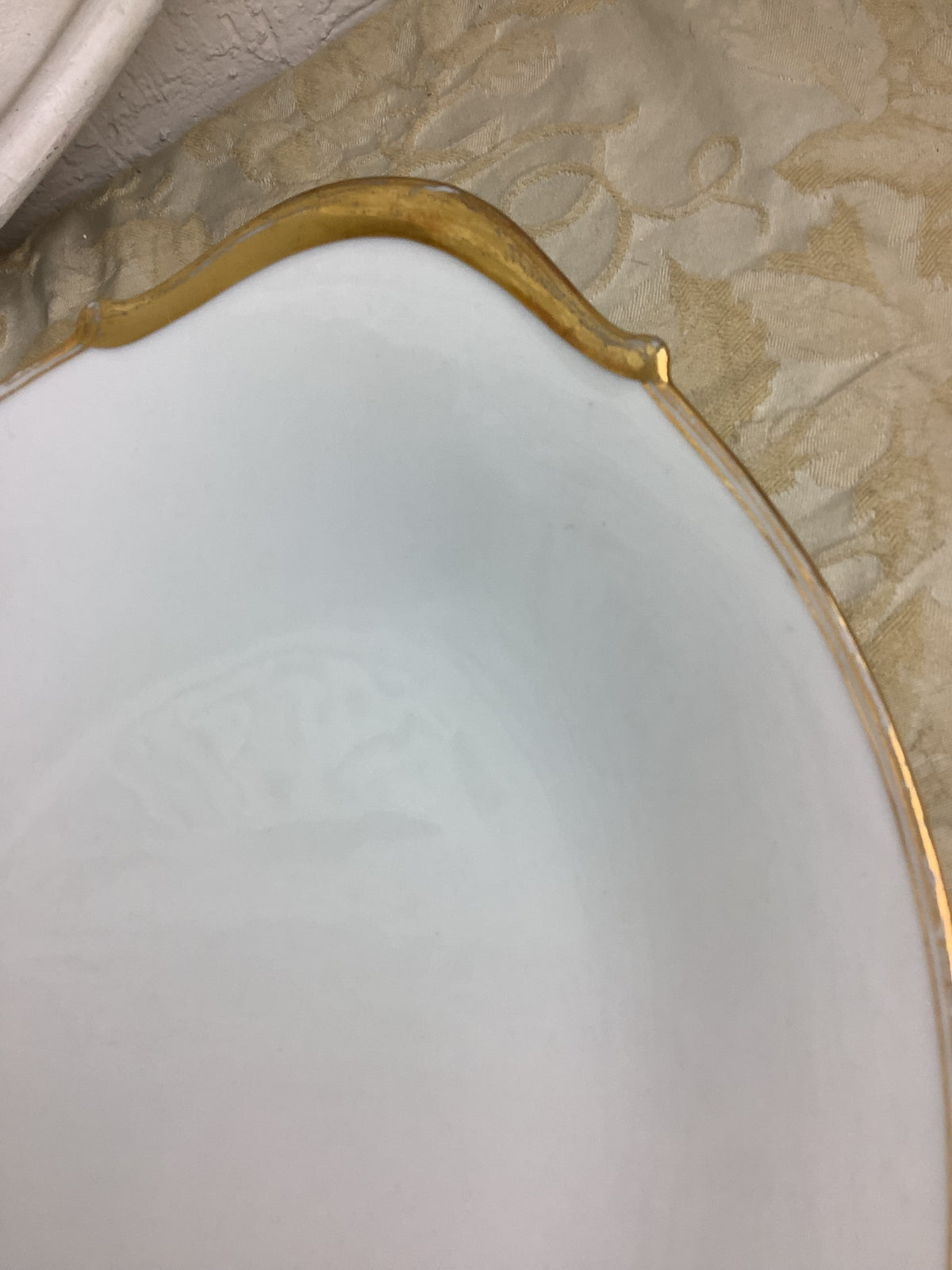 Plat de service ovale ancien en porcelaine de Limoges Bernardaud — Réf. 25T1