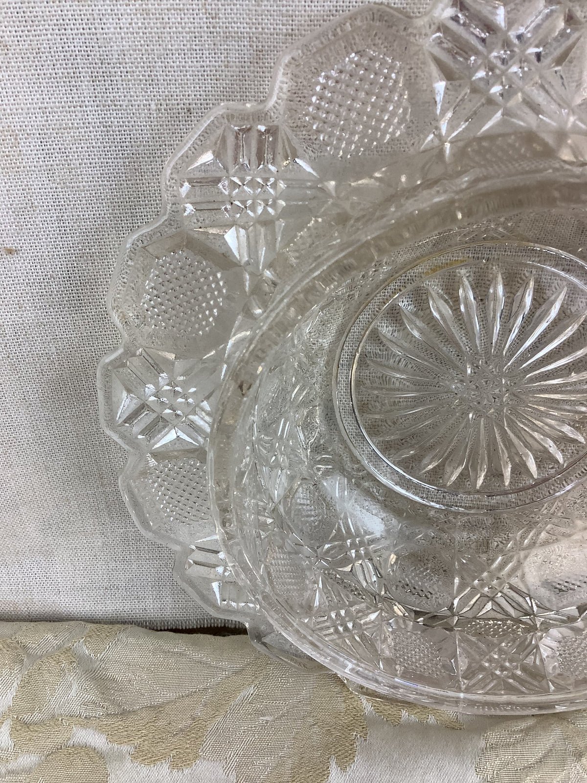 Coupe vintage en verre épais ciselé à décor géométrique – Réf. 20O1