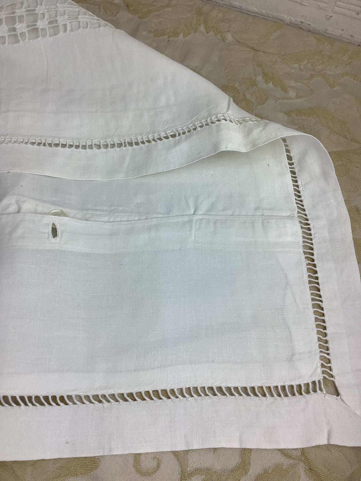 Duo de taies d’oreiller anciennes en fin lin brodé main – 70 × 70 cm – Réf. 183