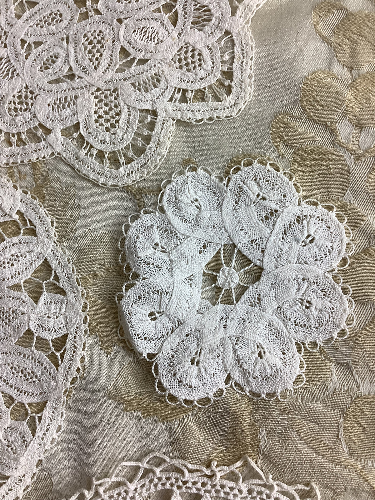 Lot de 4 petits napperons anciens - Réf. 185