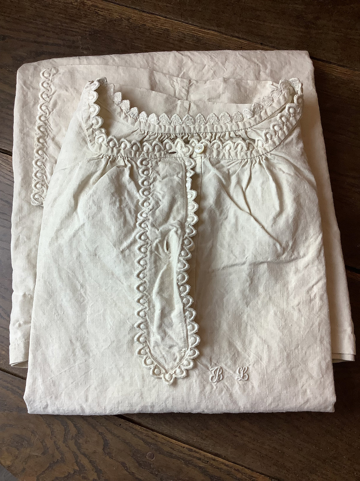 Ancienne chemise de nuit en lin et coton épais, dentelle et monogramme brodé BL-Ref 151