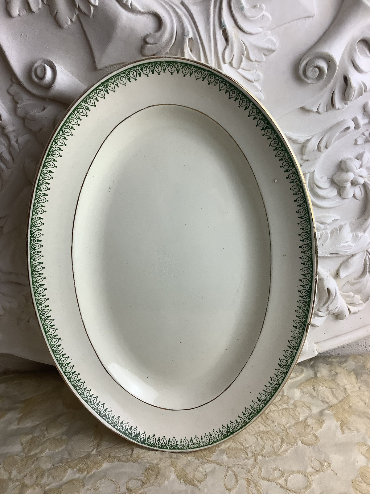 Titre : Plat semi-creux ancien ovale à décor vert et or – Réf. 11Q