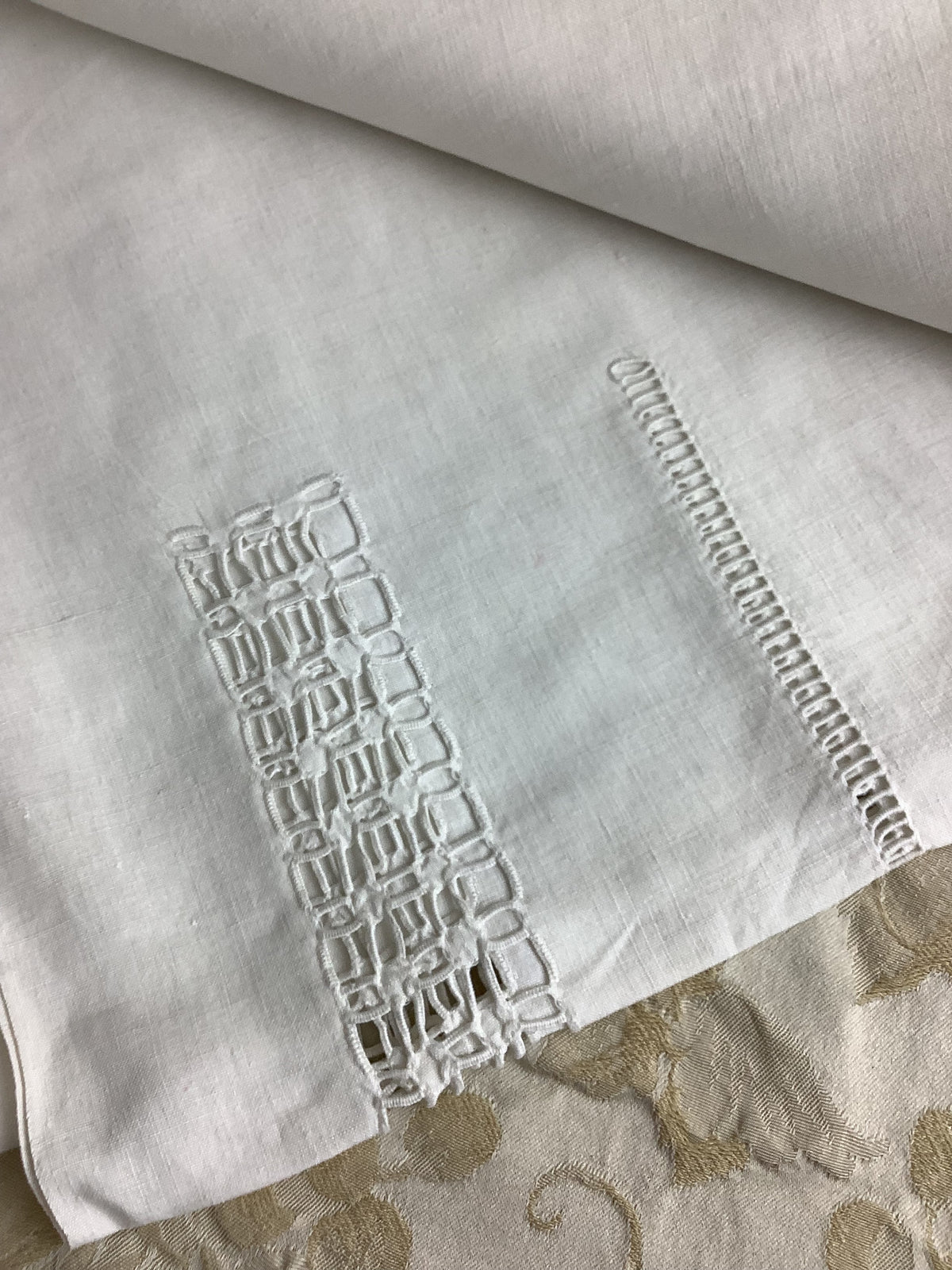 Drap ancien en lin fin brodé main – 230 × 310 cm – Réf. 157