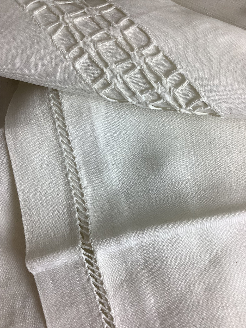Duo de taies d’oreiller anciennes en lin fin brodé main – 70 × 70 cm – Réf. 183