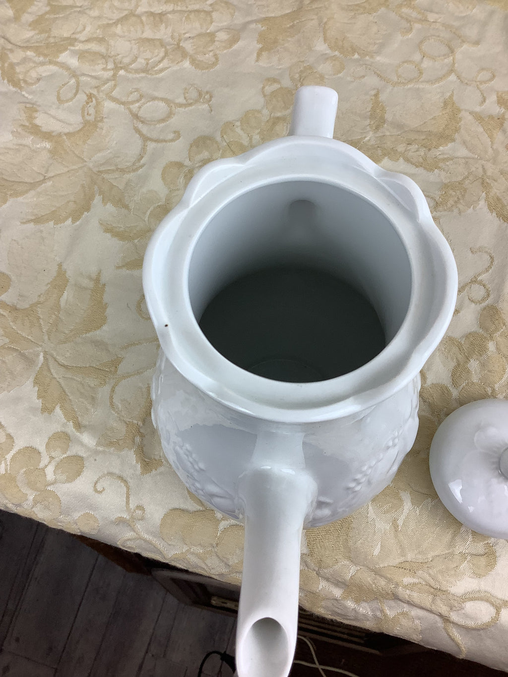 Ancienne cafetière en porcelaine blanche – Réf. 23D