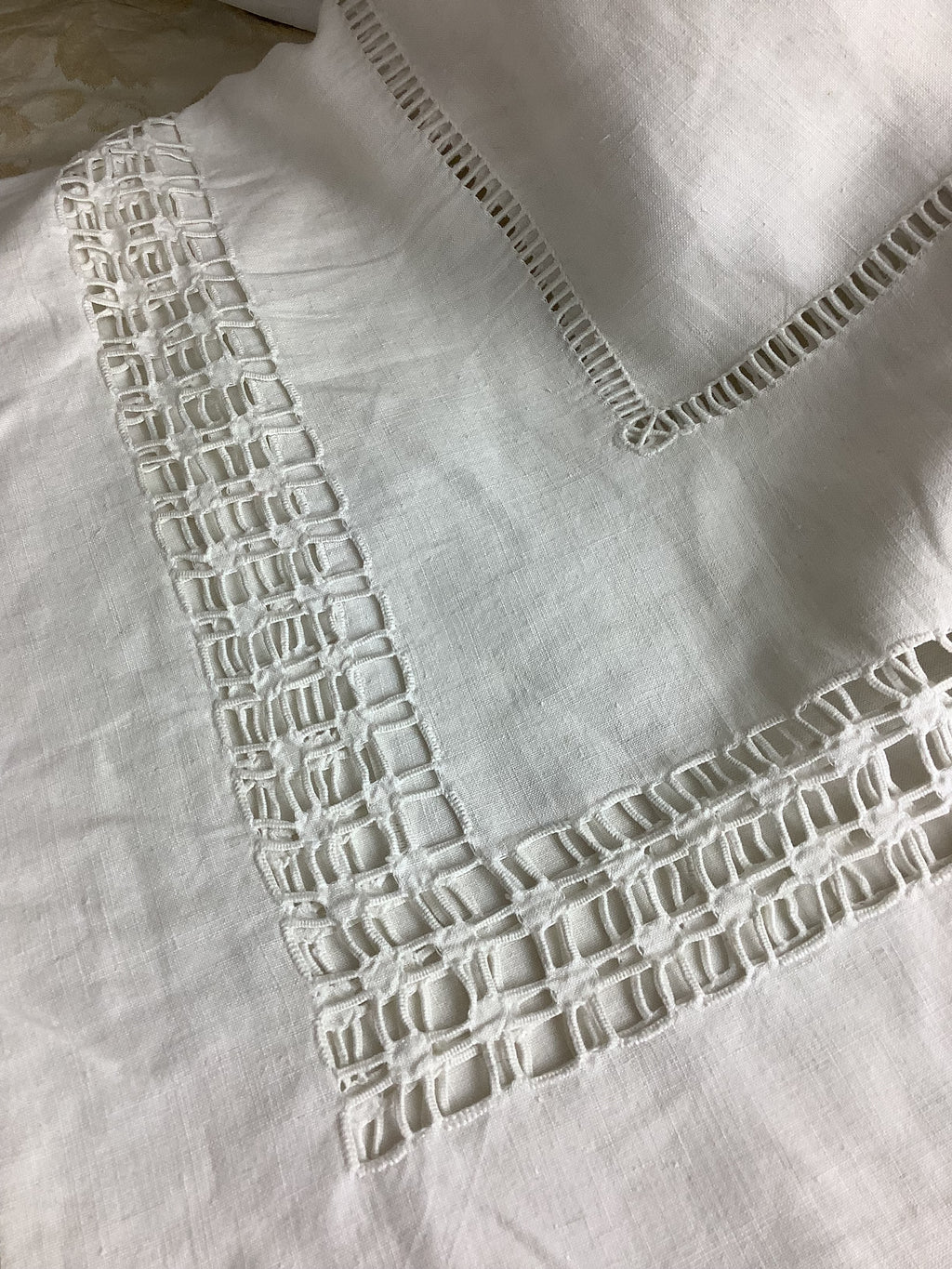 Drap ancien en lin fin brodé main – 230 × 310 cm – Réf. 157