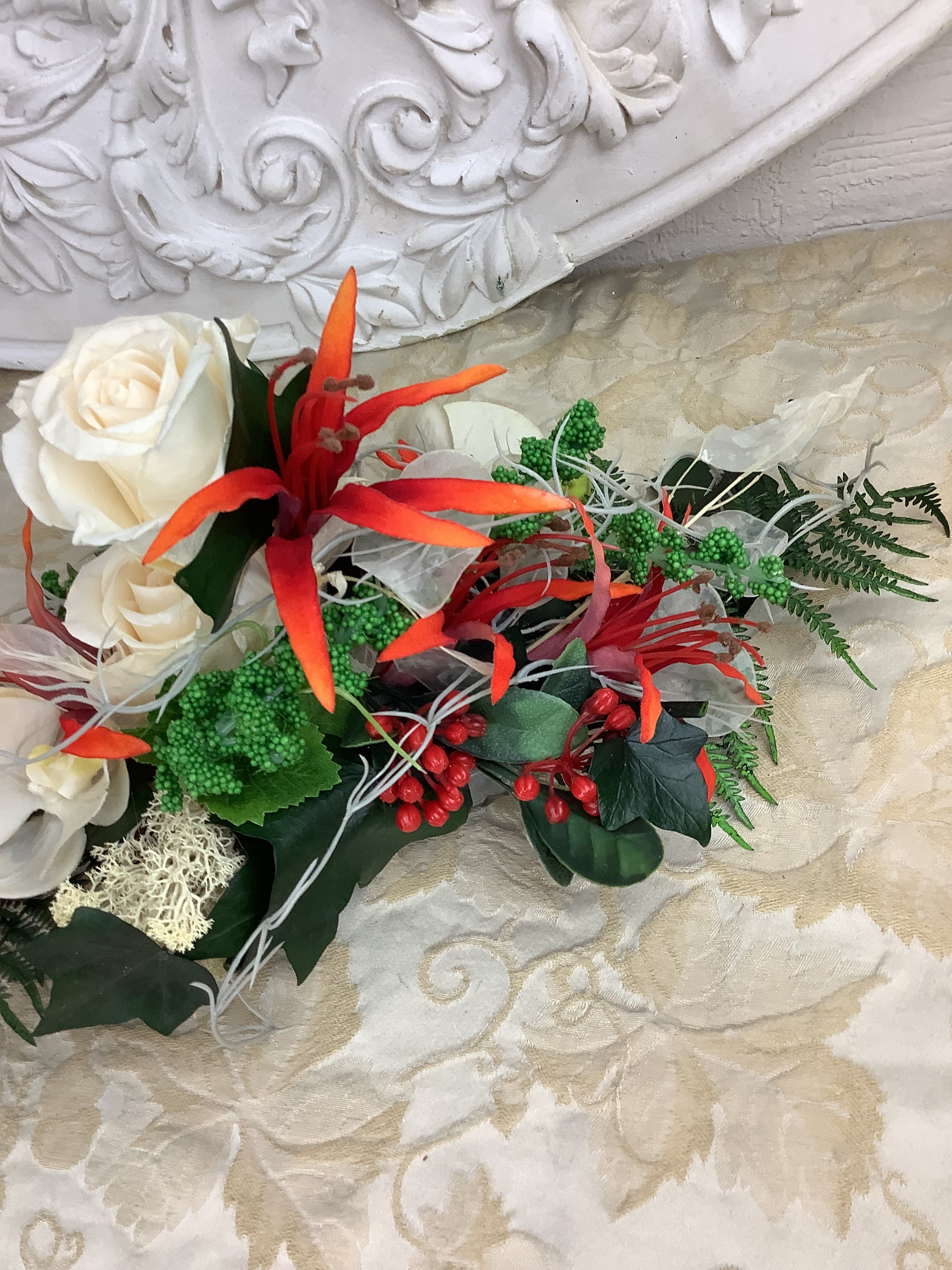 Composition florale C9- Nérines rouge orangé et roses blanches/crème.
