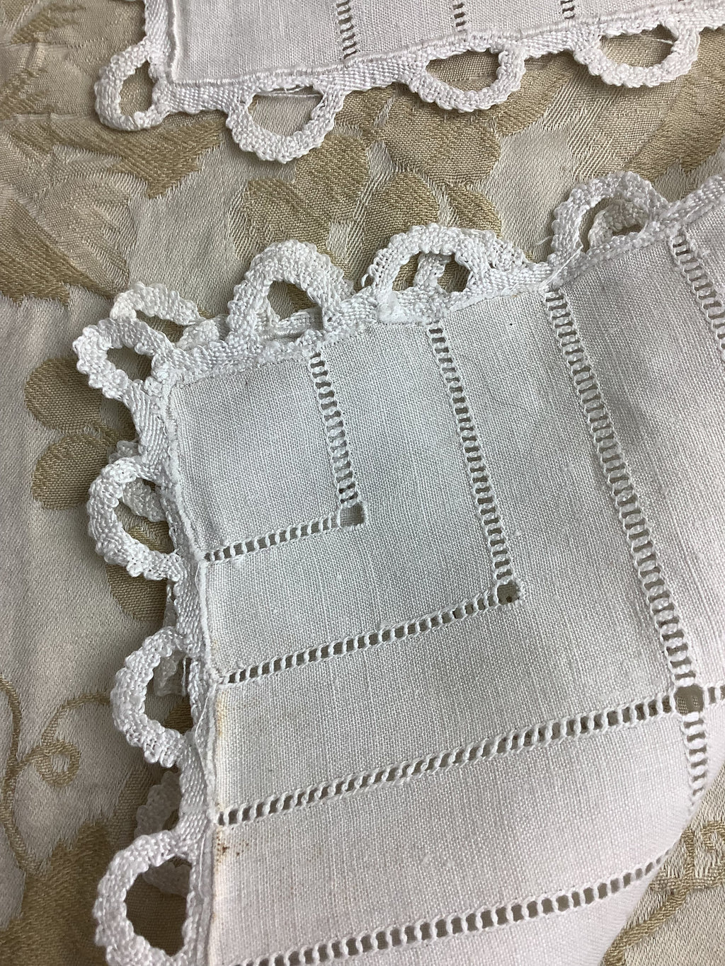 Lot de 2 napperons carrés anciens en lin à jours et dentelle ivoire – Réf. 64-1
