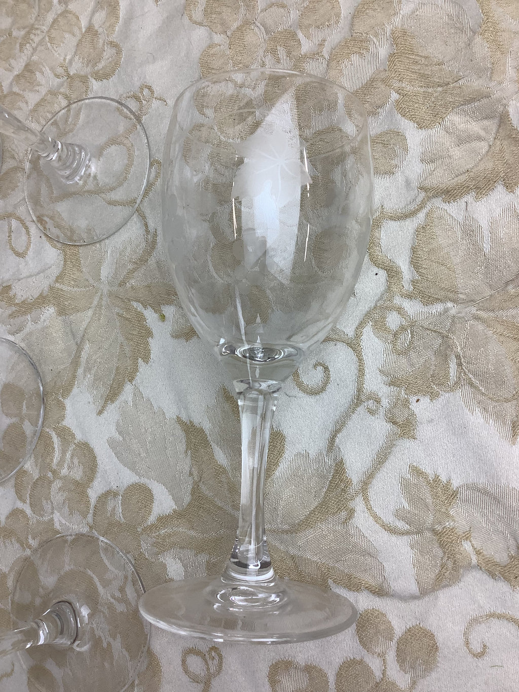 Verre à eau à pied ancien Luminarc France, décor raisins dépolis — Réf. 17H1