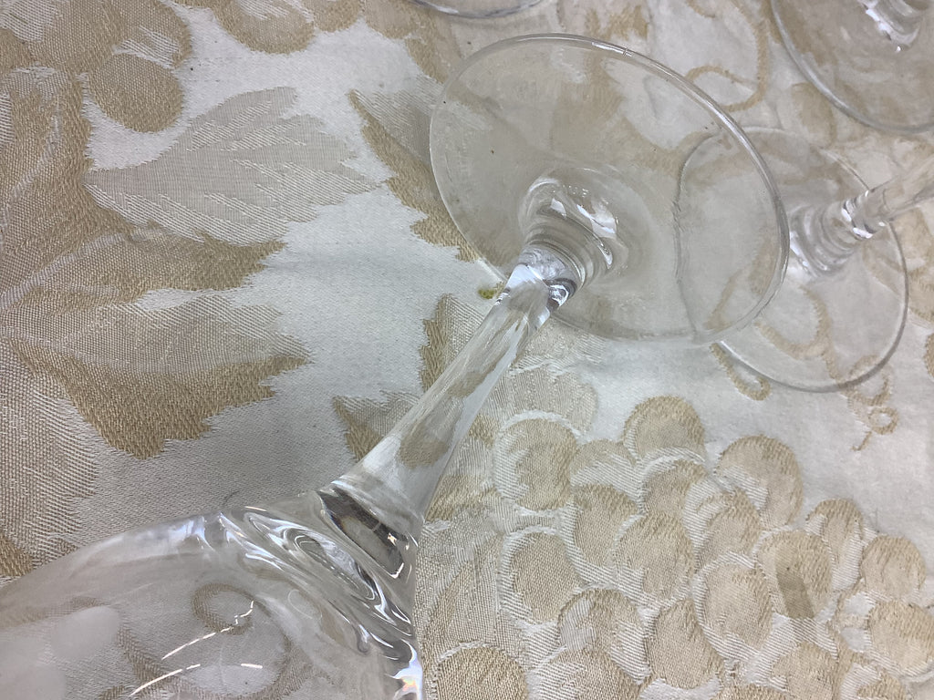 Verre à eau à pied ancien Luminarc France, décor raisins dépolis — Réf. 17H1