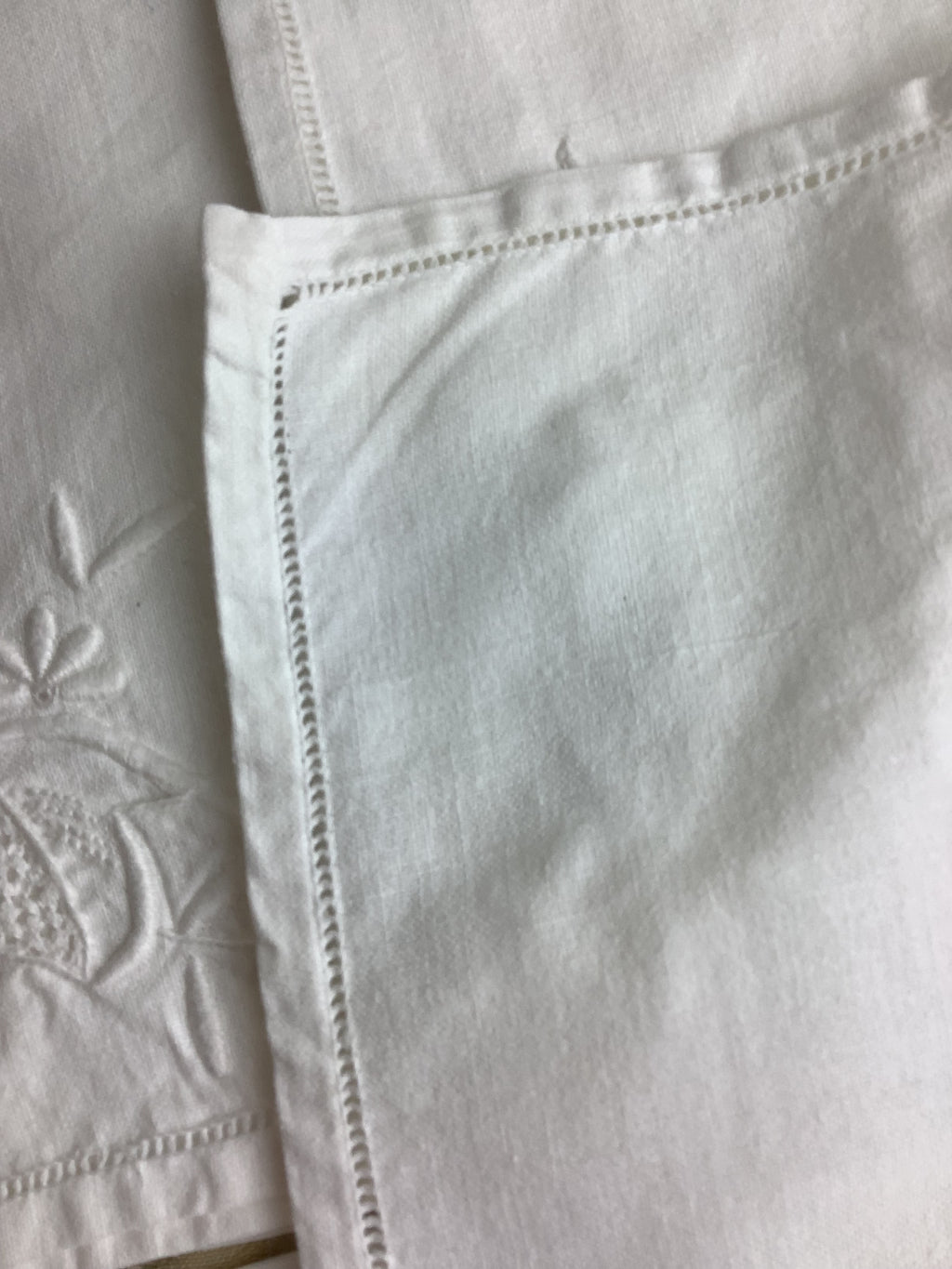 6 serviettes de table anciennes en coton blanc brodé – Réf. 187