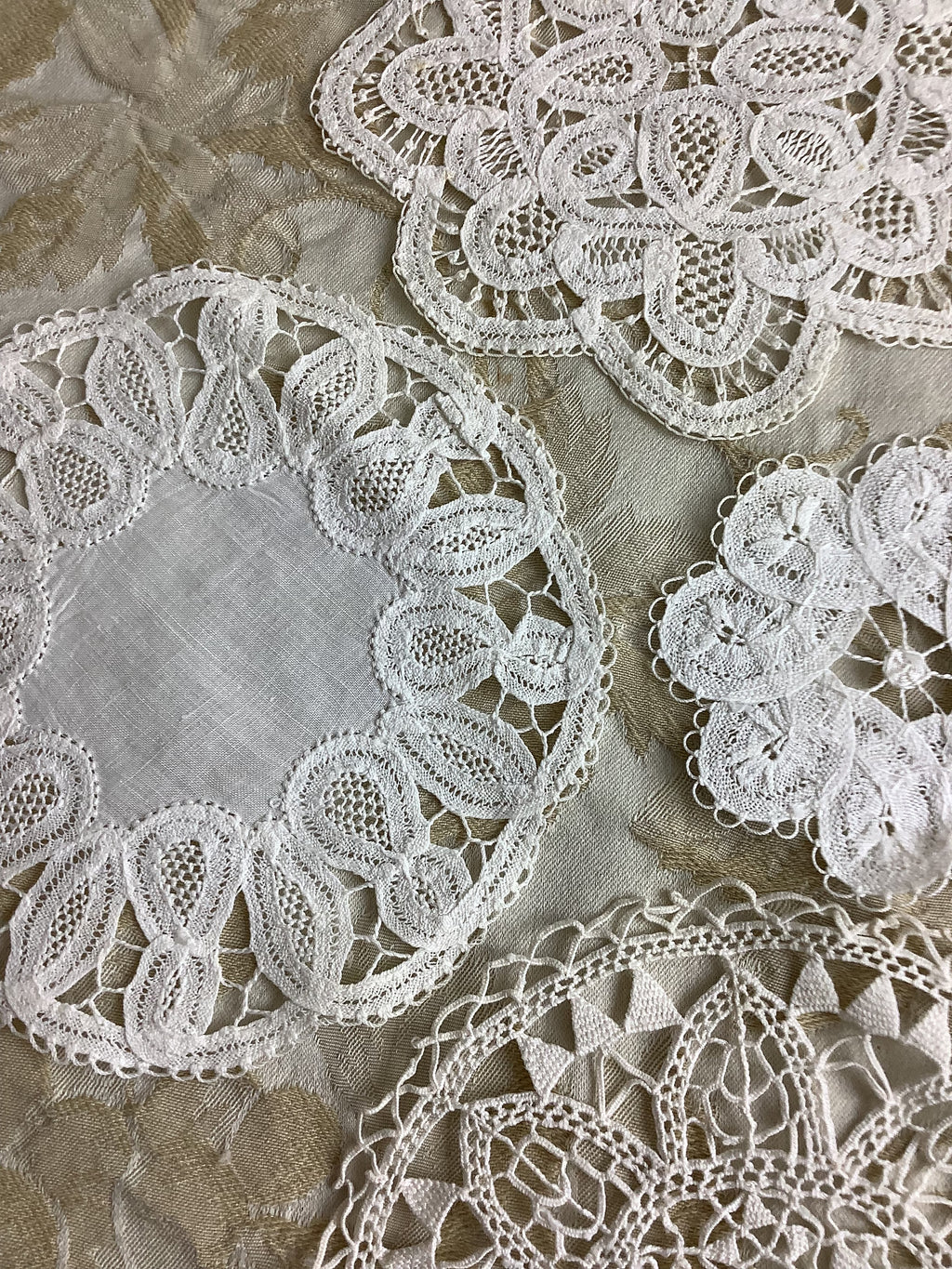 Lot de 4 petits napperons anciens - Réf. 185