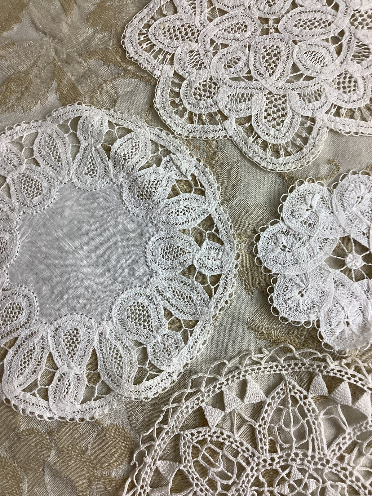 Lot de 4 petits napperons anciens - Réf. 185