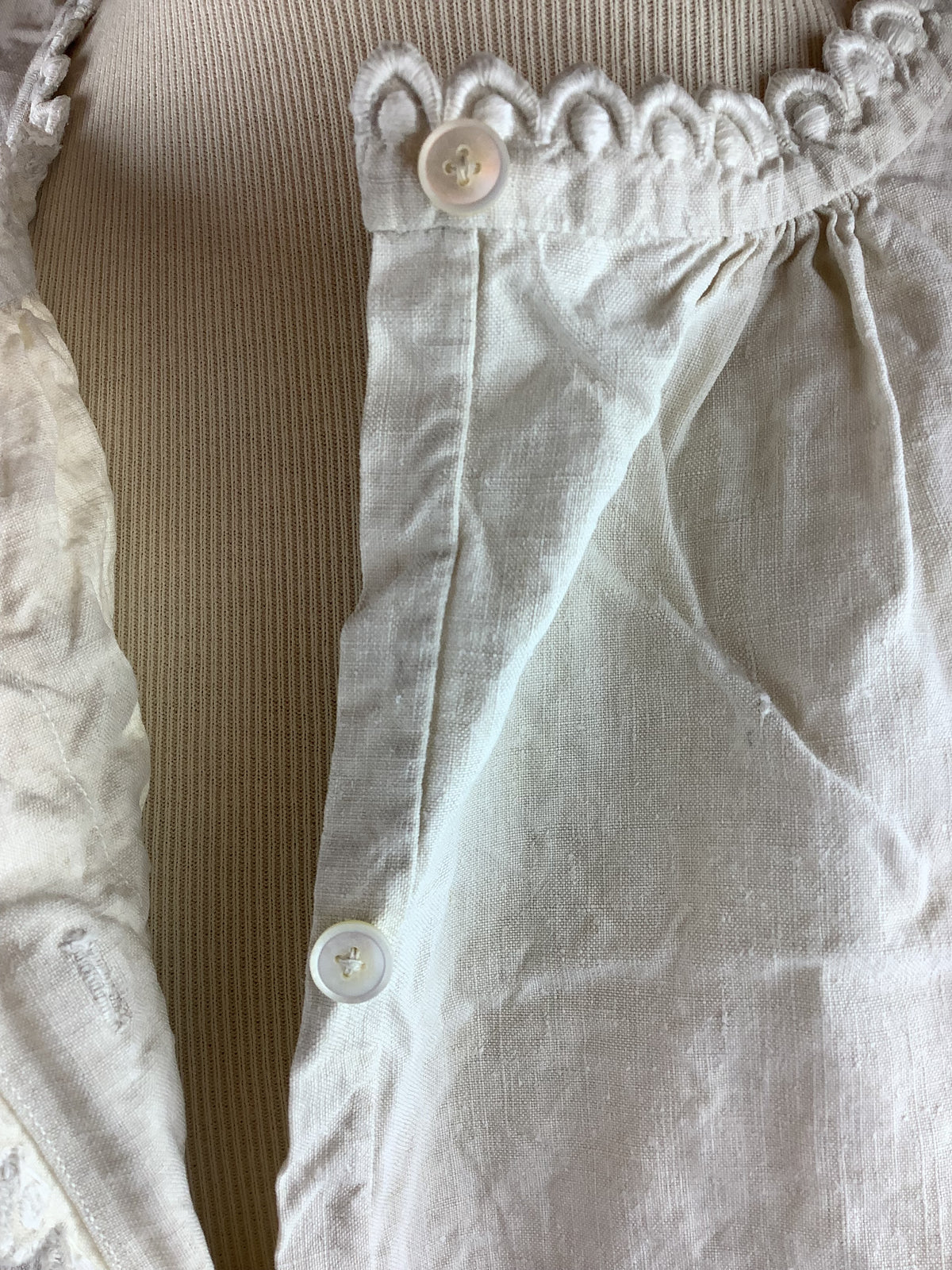 Ancienne chemise de nuit en lin et coton épais, dentelle et monogramme brodé BL-Ref 151