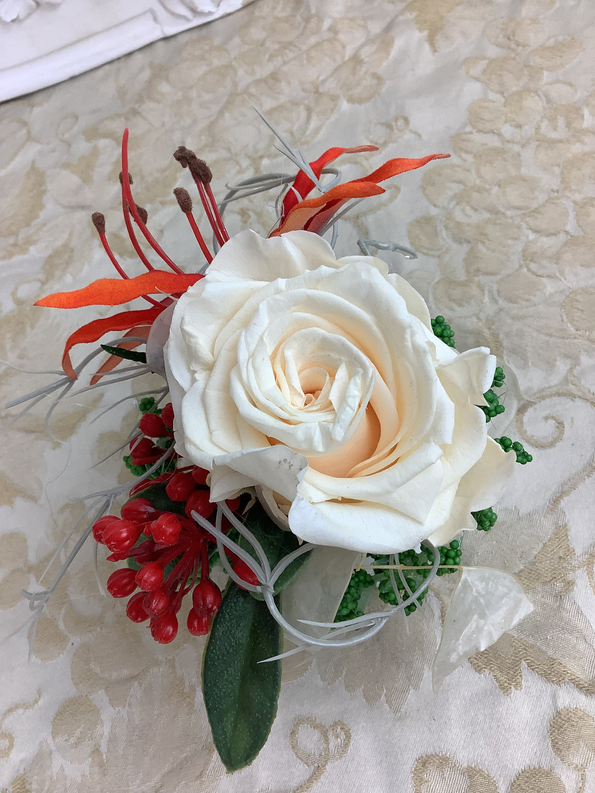 Composition florale C10-rouge orangé et blanc crème