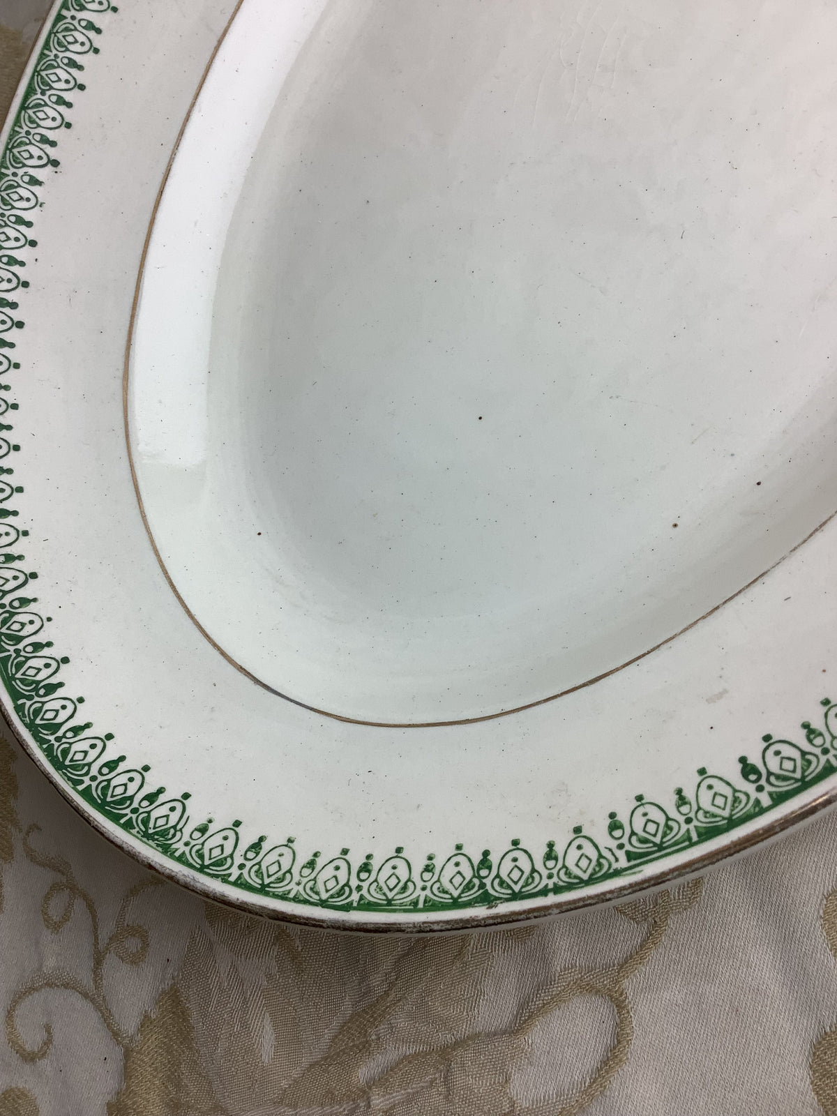 Titre : Plat semi-creux ancien ovale à décor vert et or – Réf. 11Q