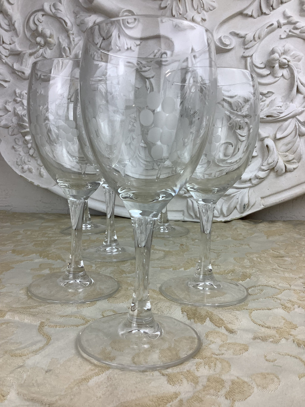 Verre à eau à pied ancien Luminarc France, décor raisins dépolis — Réf. 17H1