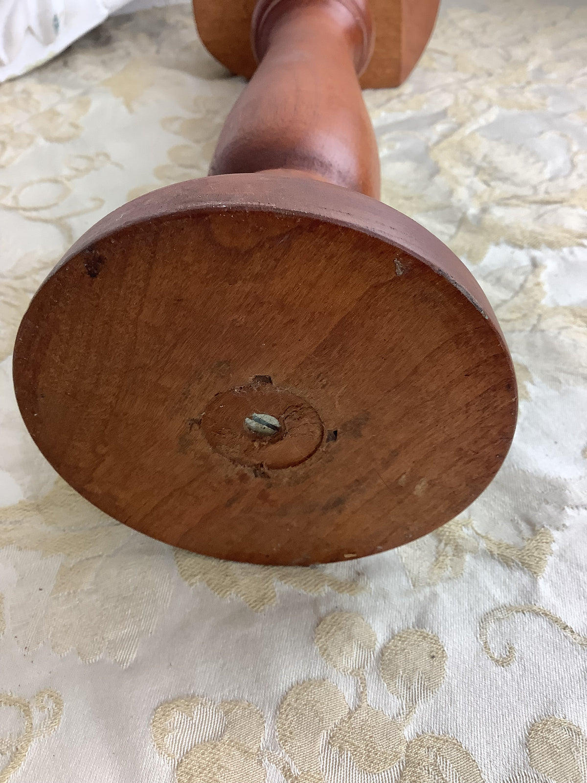 Ancien support de présentation en bois tourné – Porte-chapeau ou porte-perruque – Réf. 190