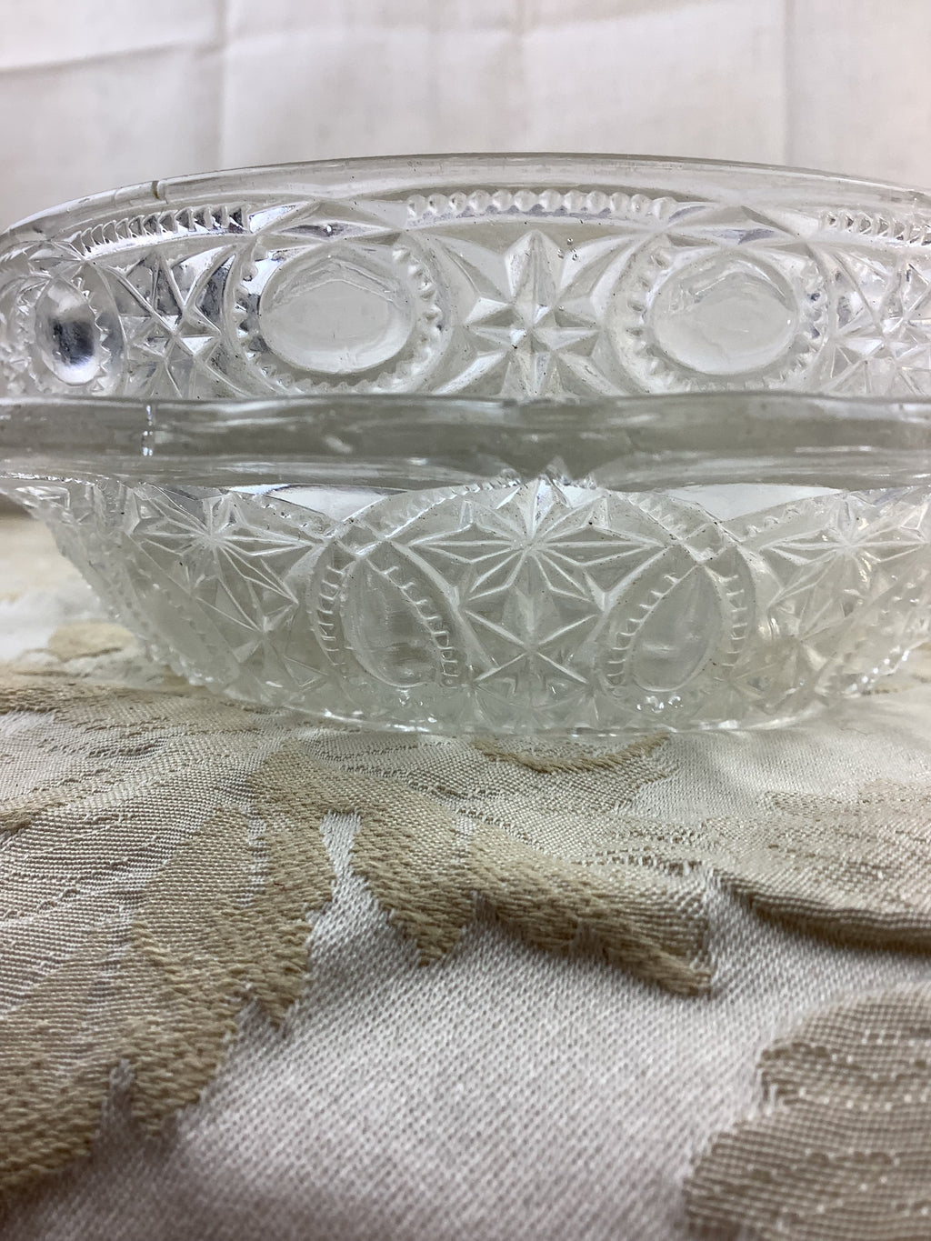 Coupe ancienne en verre moulé ciselé vintage – Réf. 20O