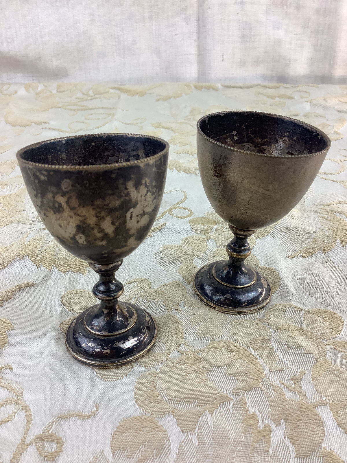 Duo de coquetiers anciens en métal argenté – Réf. 19G