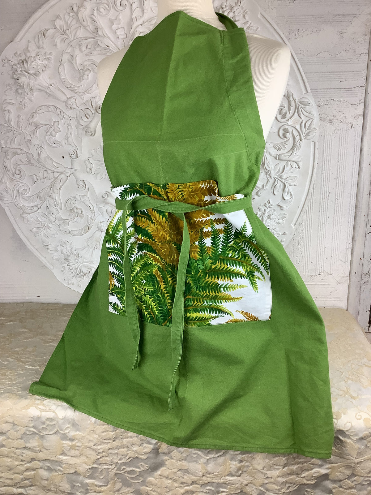 Tablier ancien vert à décor de fougères – Réf. 57