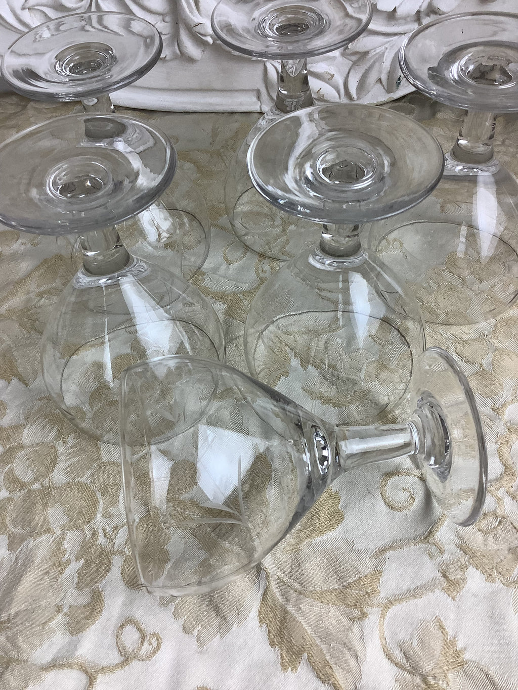 Lot de 6 verres anciens à eau à pied en verre décor feuillagé – Réf. 26G
