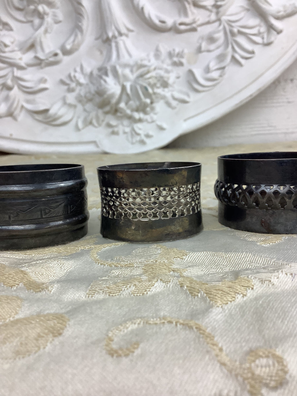 Lot de 4 ronds de serviette anciens en métal argenté – Ref 22Z