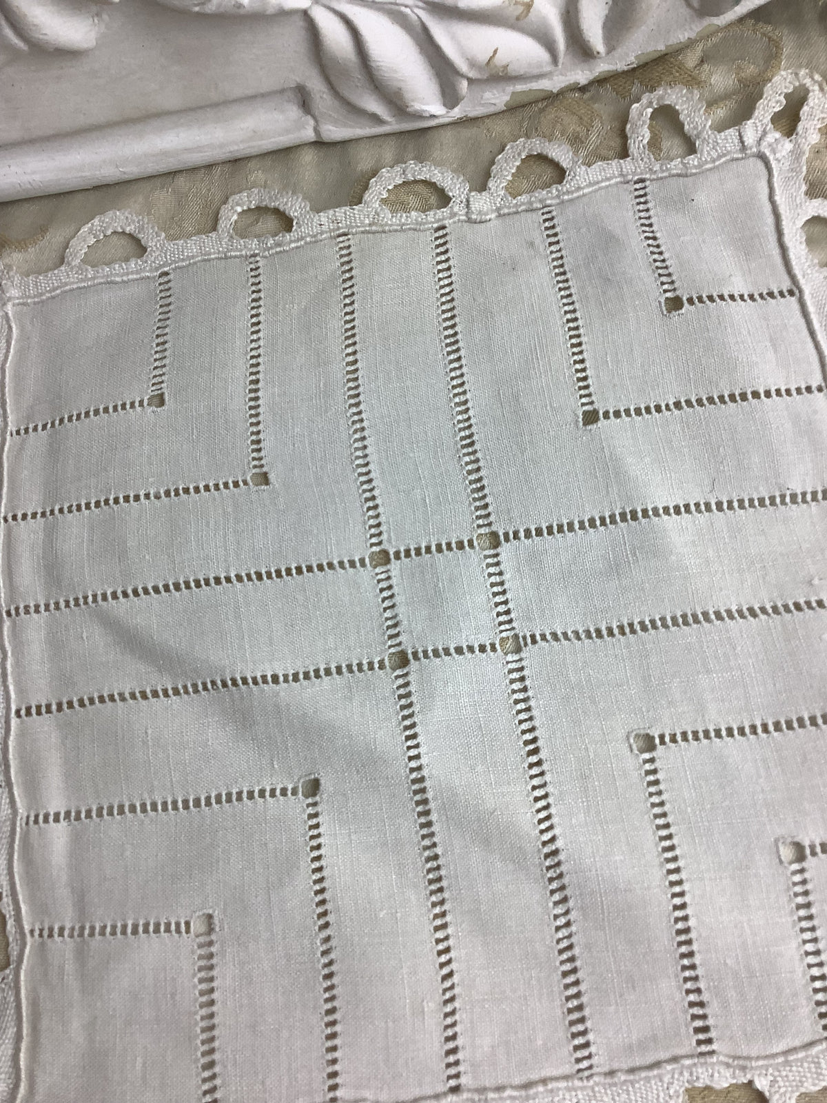 Lot de 2 napperons carrés anciens en lin à jours et dentelle ivoire – Réf. 64-2