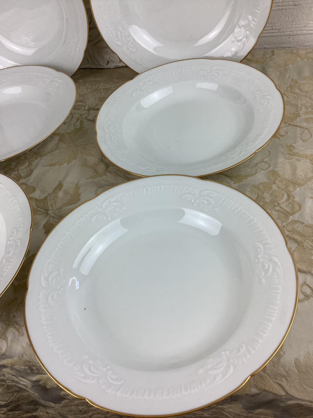 6 assiettes creuses en porcelaine de Limoges, décor blanc en relief et filet doré — Réf.25Q