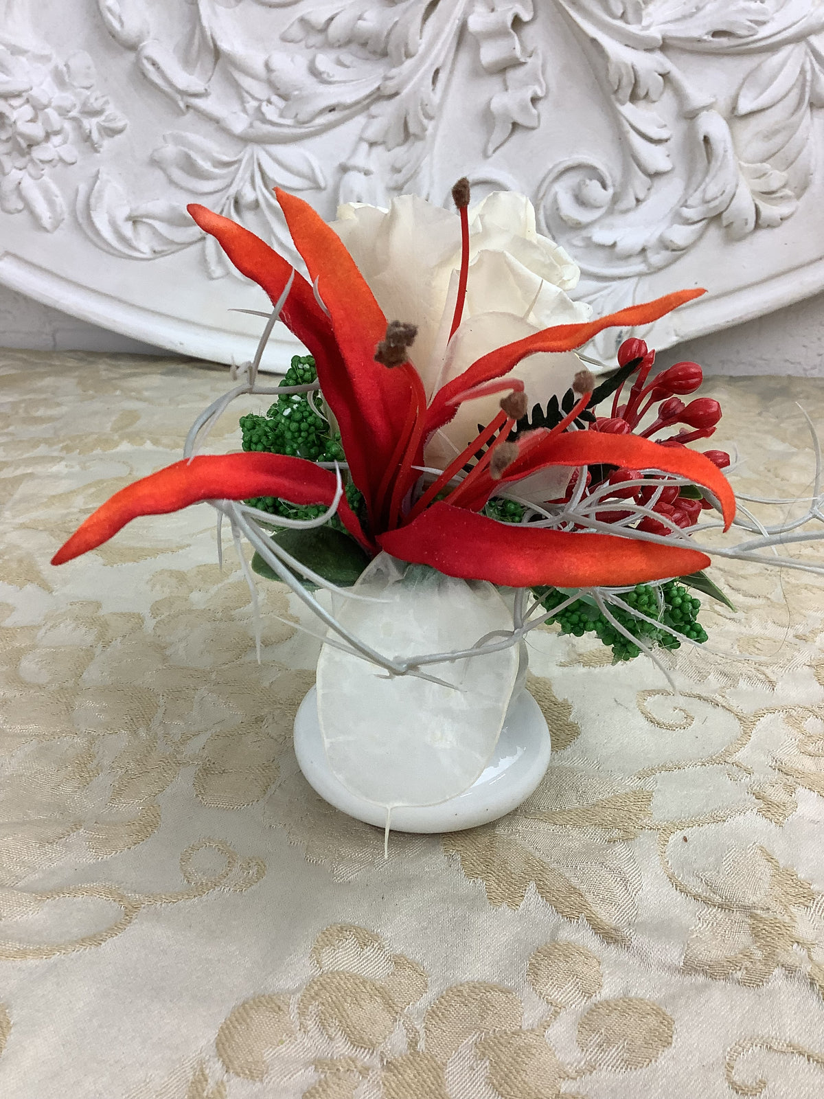Composition florale C10-rouge orangé et blanc crème