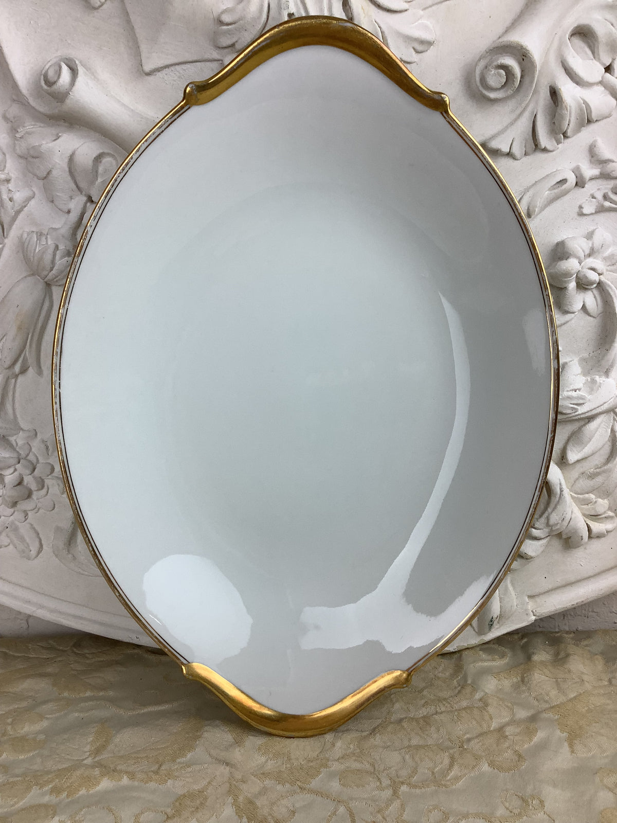 Plat de service ovale ancien en porcelaine de Limoges Bernardaud — Réf. 25T1
