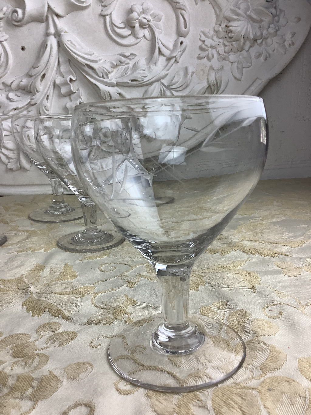 Lot de 6 verres anciens à eau à pied en verre décor feuillagé – Réf. 26G