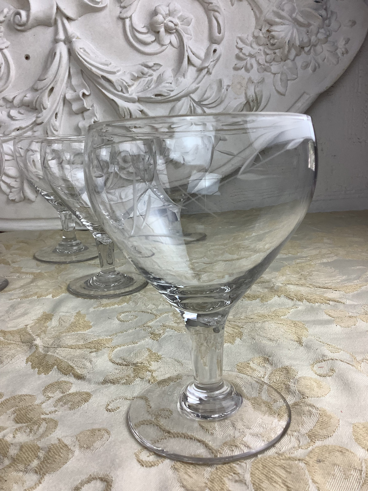 Lot de 6 verres anciens à eau à pied en verre décor feuillagé – Réf. 26G