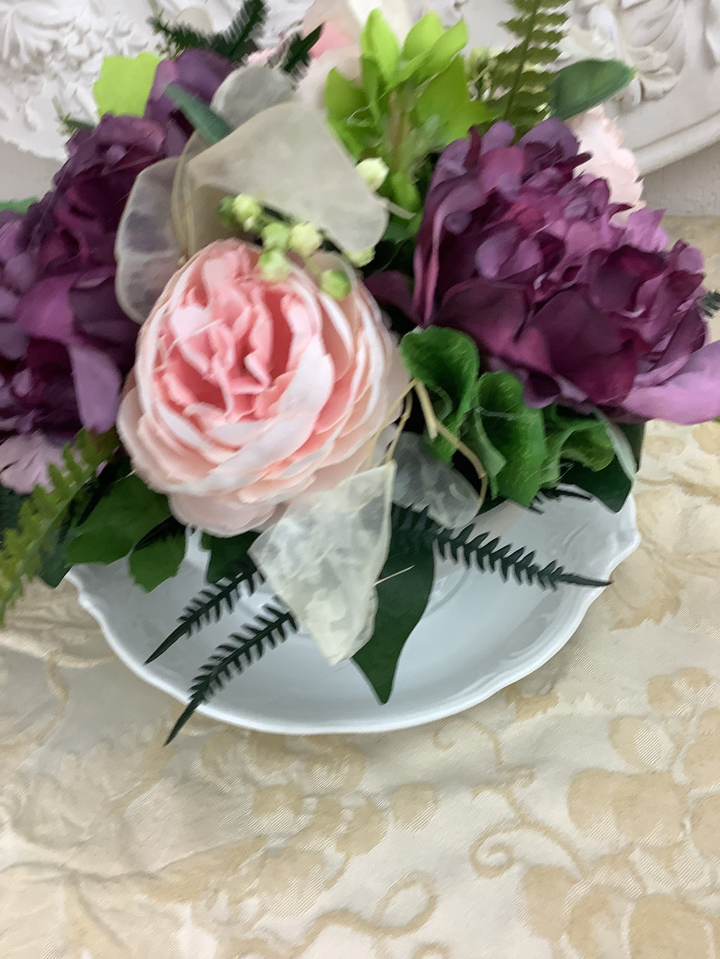 Composition florale C8-pivoines parme et renoncule rose poudré