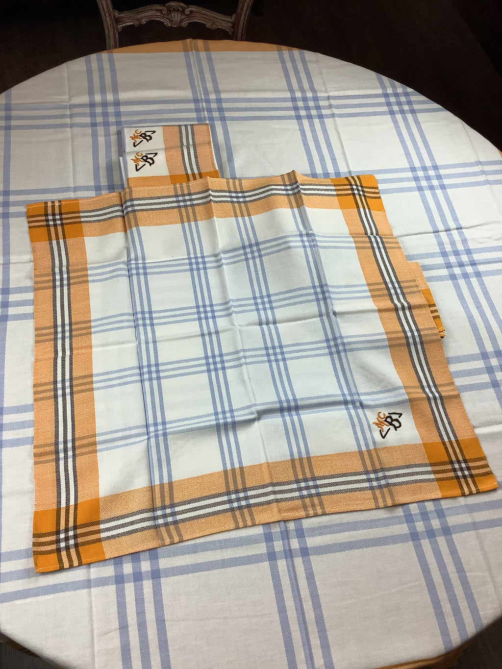 Nappe vintage à carreaux bleu ciel et orange avec 6 serviettes monogrammées MCB -Ref 110