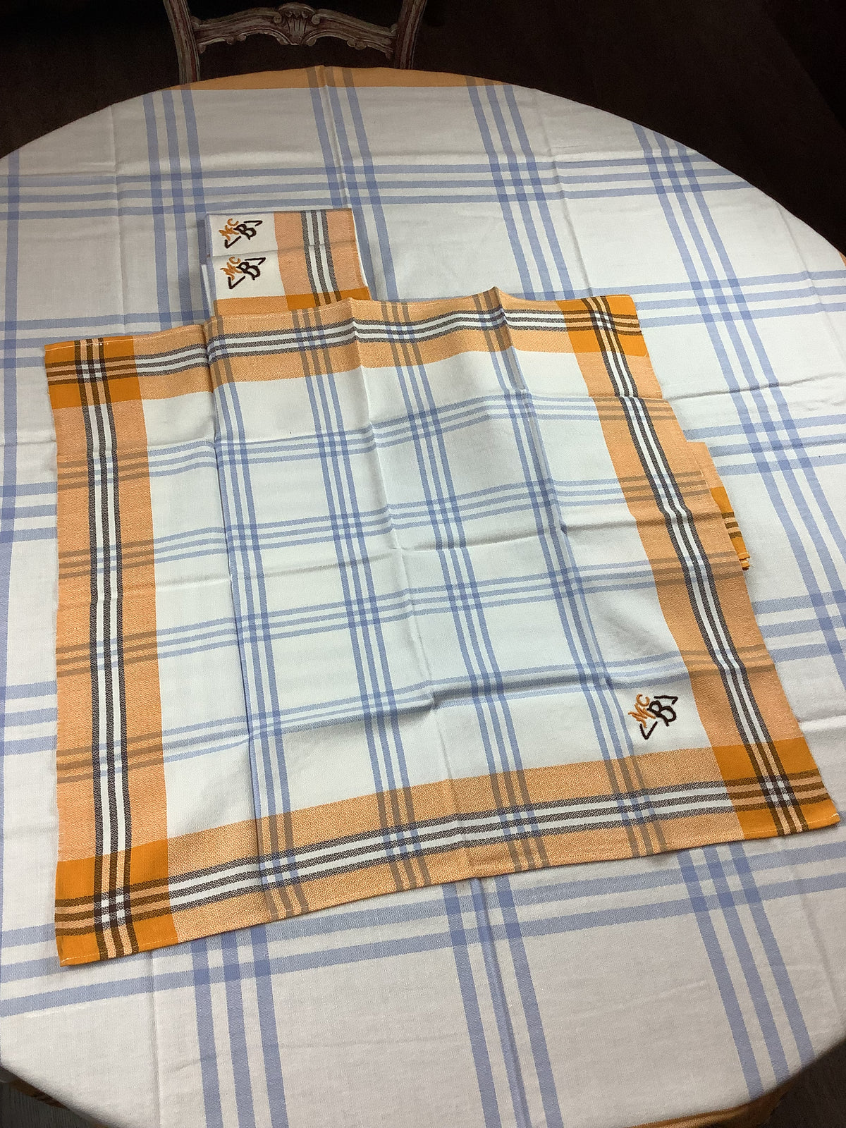 Nappe vintage à carreaux bleu ciel et orange avec 6 serviettes monogrammées MCB -Ref 110
