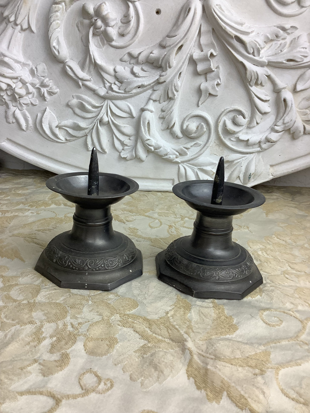 Duo de bougeoirs anciens en étain à décor ciselé – Réf. 29 J
