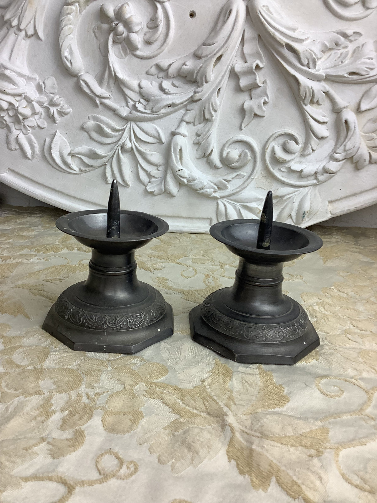 Duo de bougeoirs anciens en étain à décor ciselé – Réf. 29 J