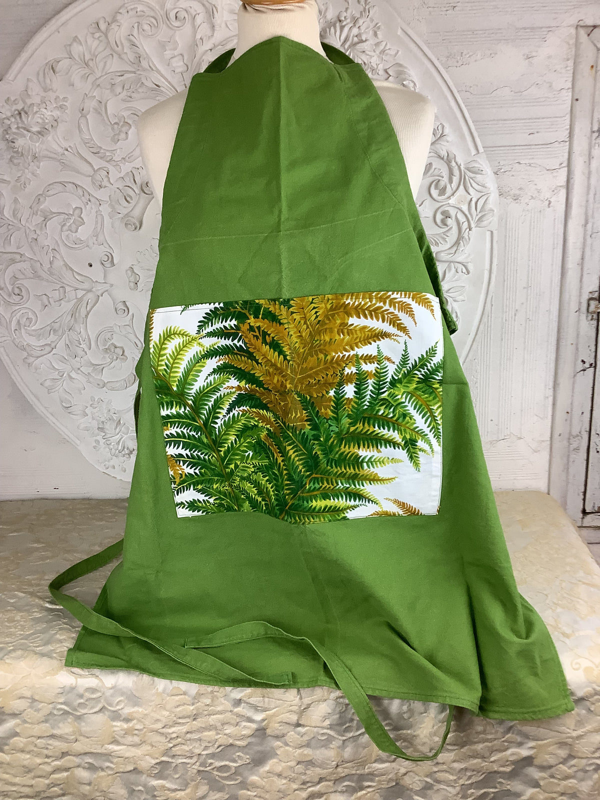 Vintage green apron with fern pattern – Ref. 57