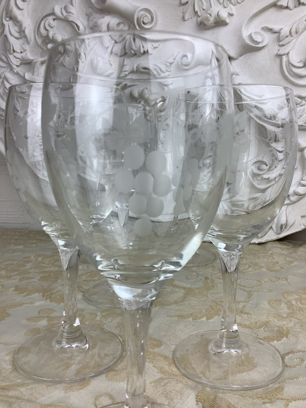 Verre à eau à pied ancien Luminarc France, décor raisins dépolis — Réf. 17H1