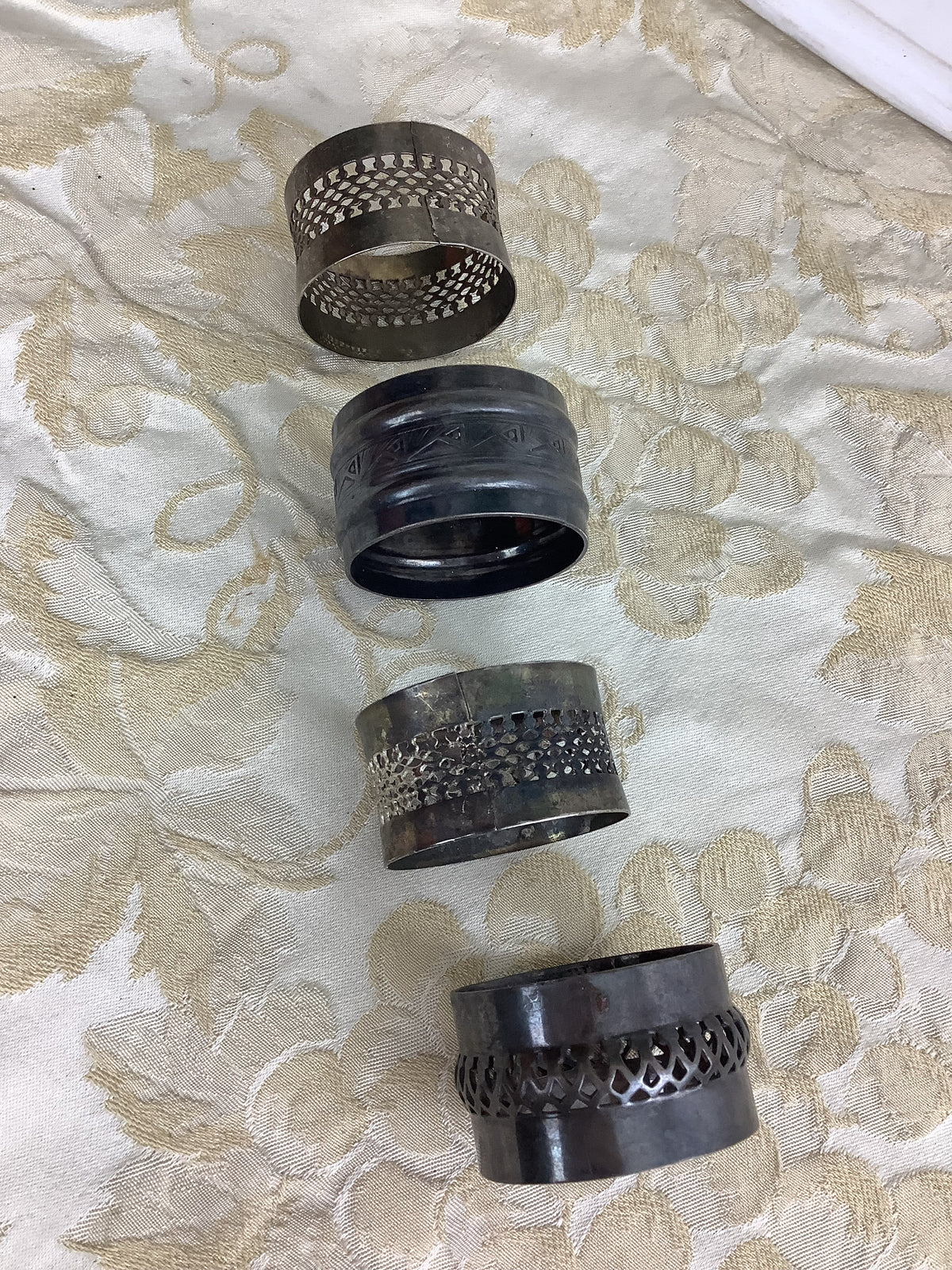 Lot de 4 ronds de serviette anciens en métal argenté – Ref 22Z