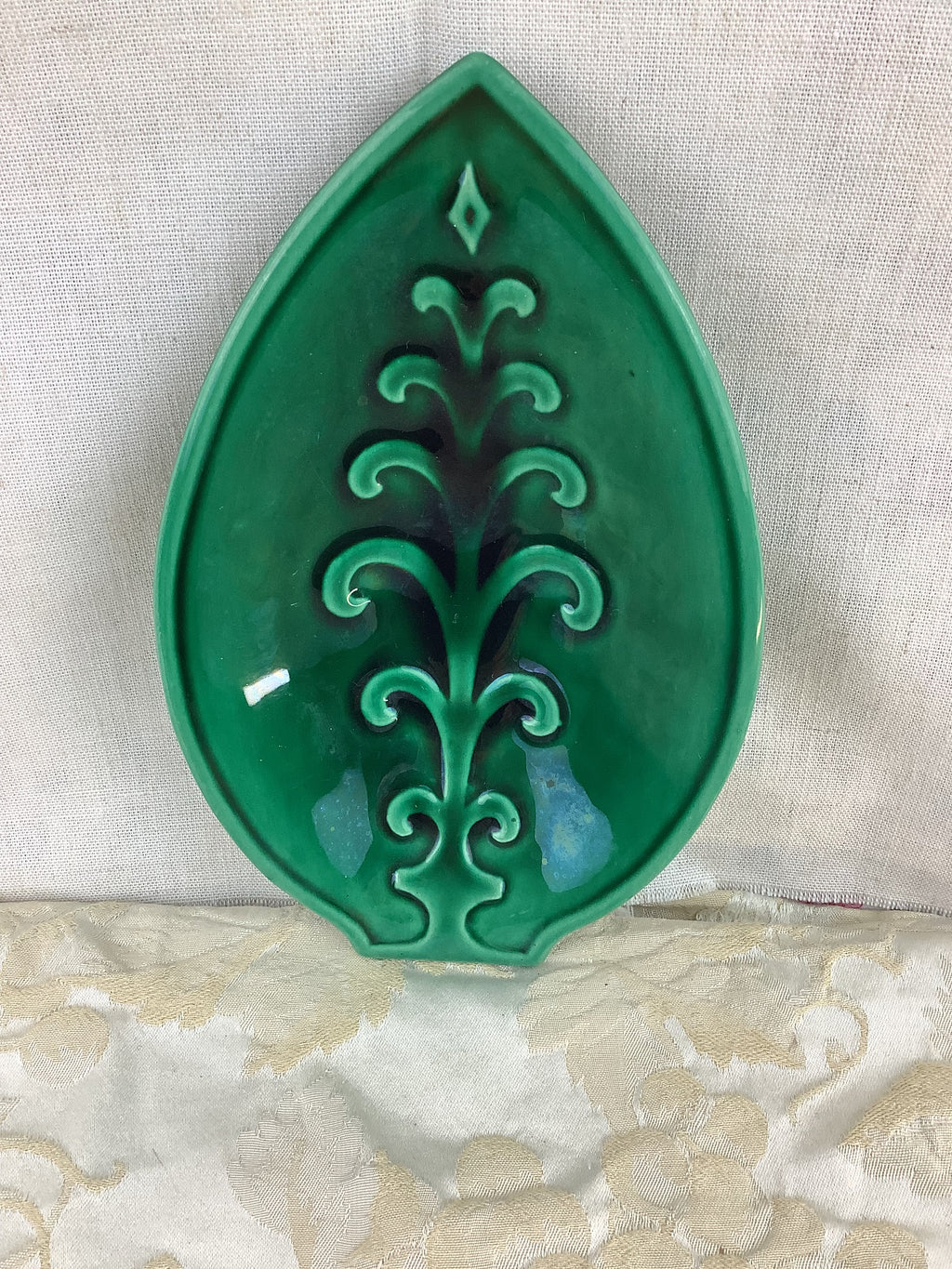 Ancienne coupelle décorative verte, décor végétal en relief - Réf 19V