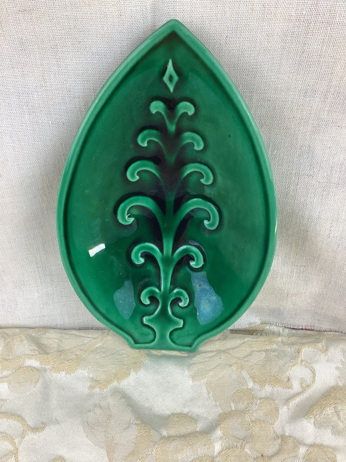 Ancienne coupelle décorative verte, décor végétal en relief - Réf 19V