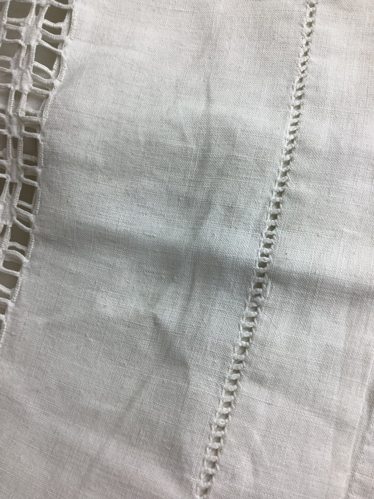 Drap ancien en lin fin brodé main – 230 × 310 cm – Réf. 157