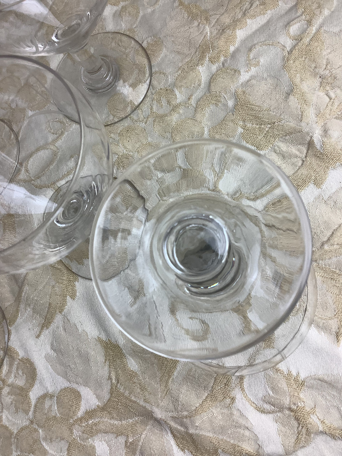 Lot de 6 verres anciens à eau à pied en verre décor feuillagé – Réf. 26G
