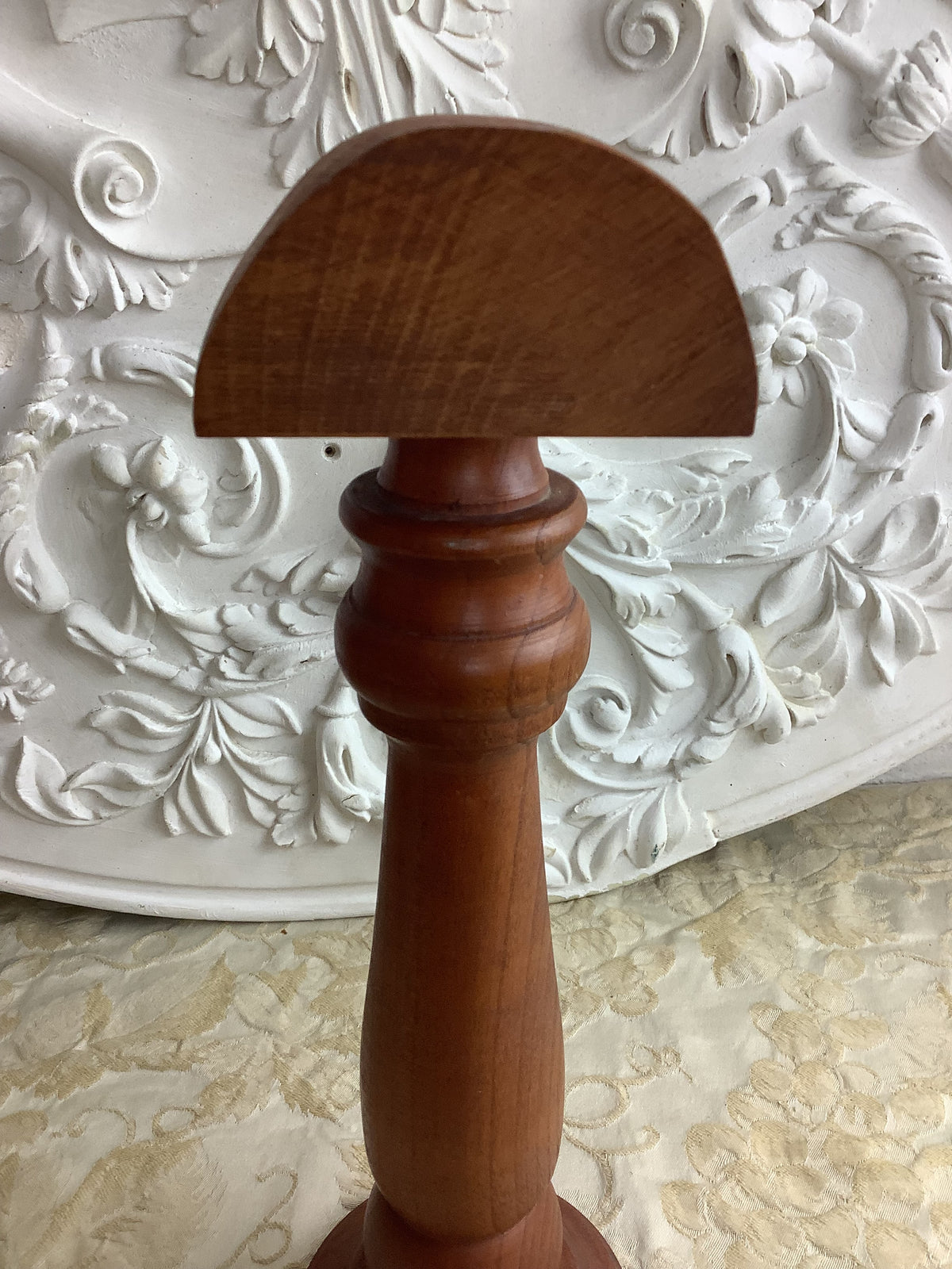 Ancien support de présentation en bois tourné – Porte-chapeau ou porte-perruque – Réf. 190
