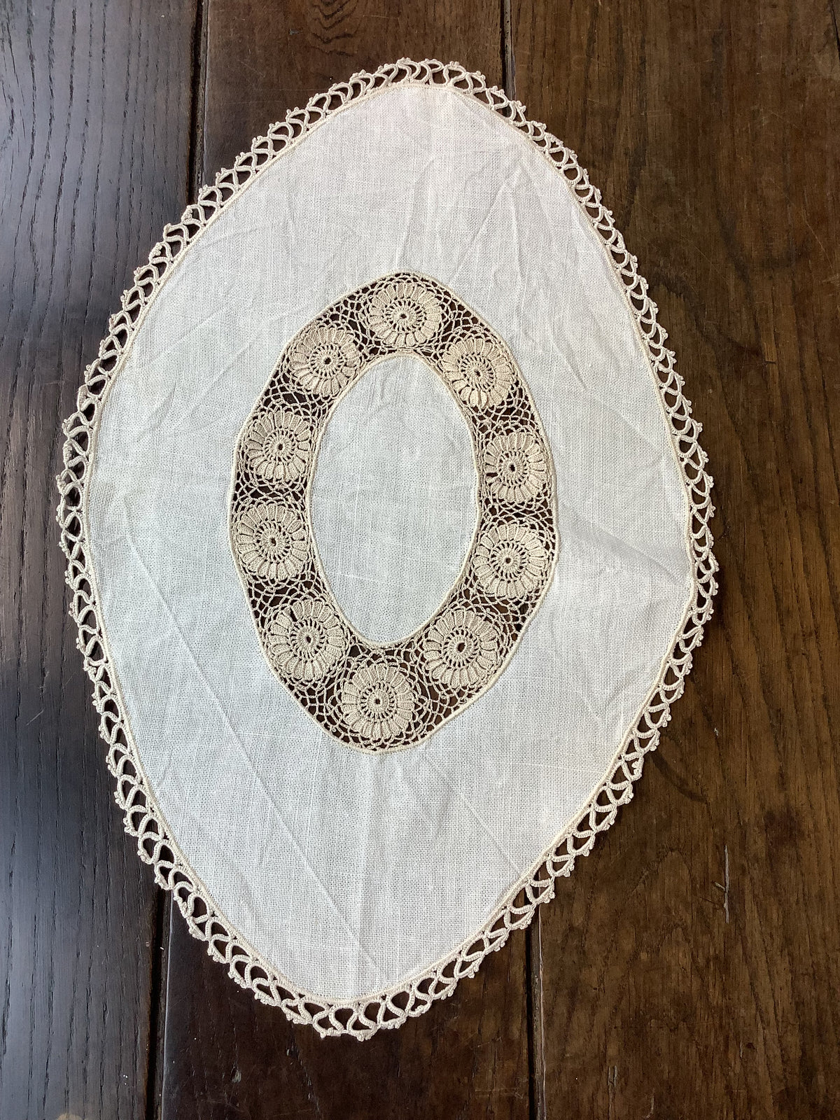 Napperon ovale ancien en lin ivoire et crochet fait main – Réf. 3