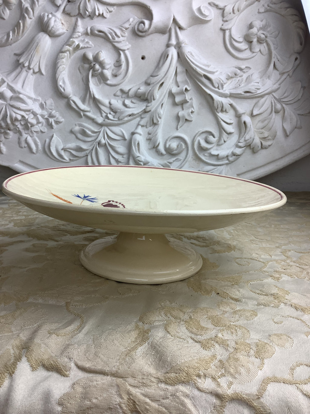 Coupe ancienne sur piédouche en faïence de Salins, décor floral – Réf. 29N