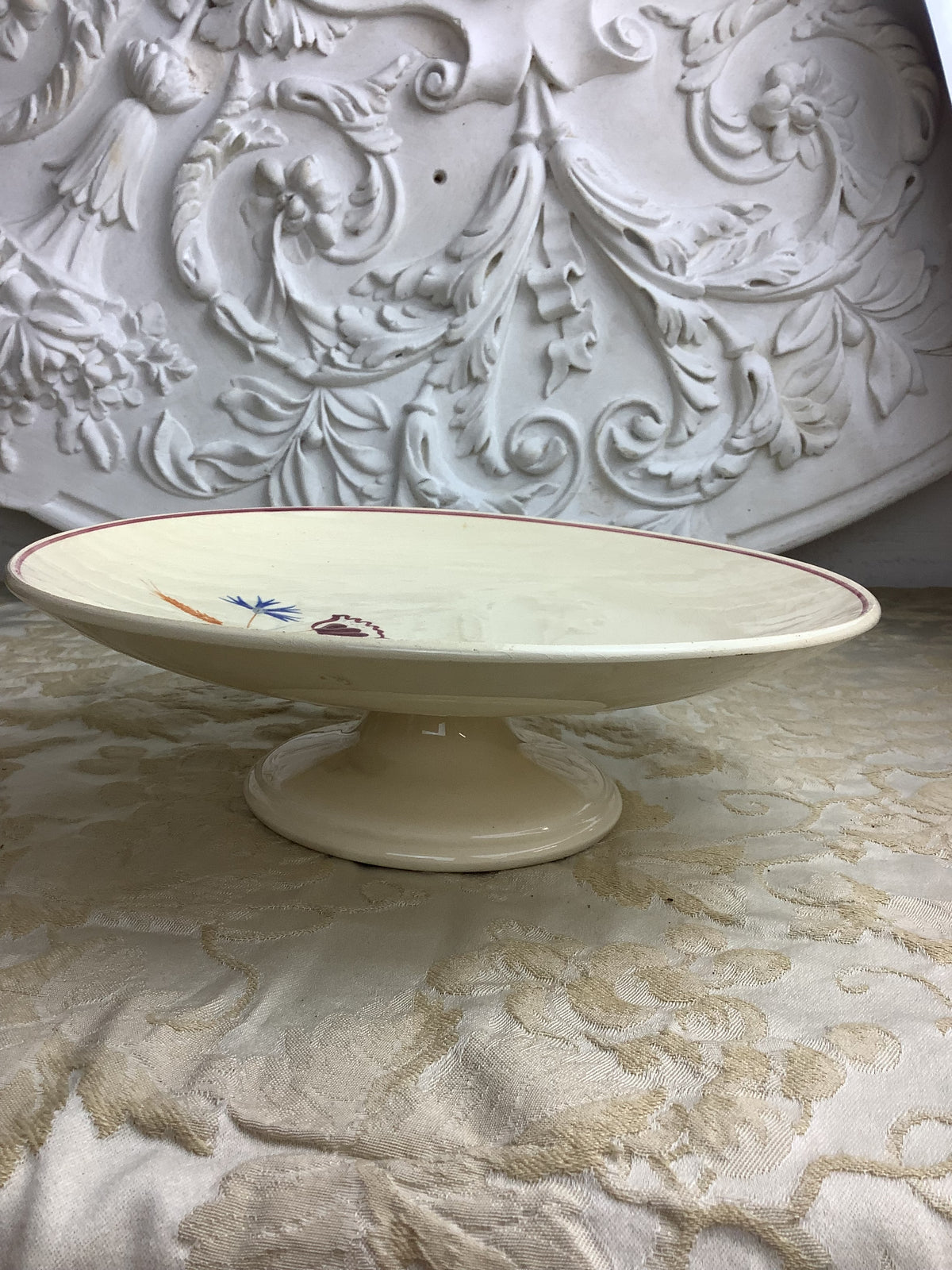 Coupe ancienne sur piédouche en faïence de Salins, décor floral – Réf. 29N