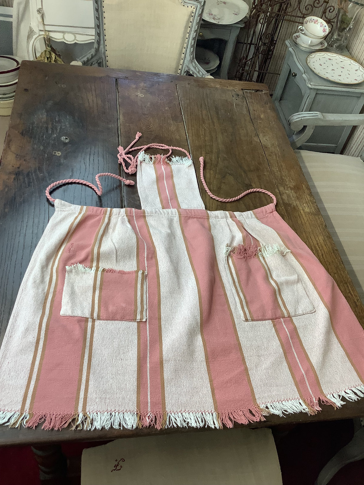 Tablier de cuisine ancien artisanal en coton épais rayé vieux rose, beige et marron – Réf. 60